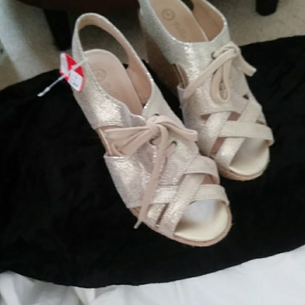 Bella Vita gold wedge shoes..gold metalic